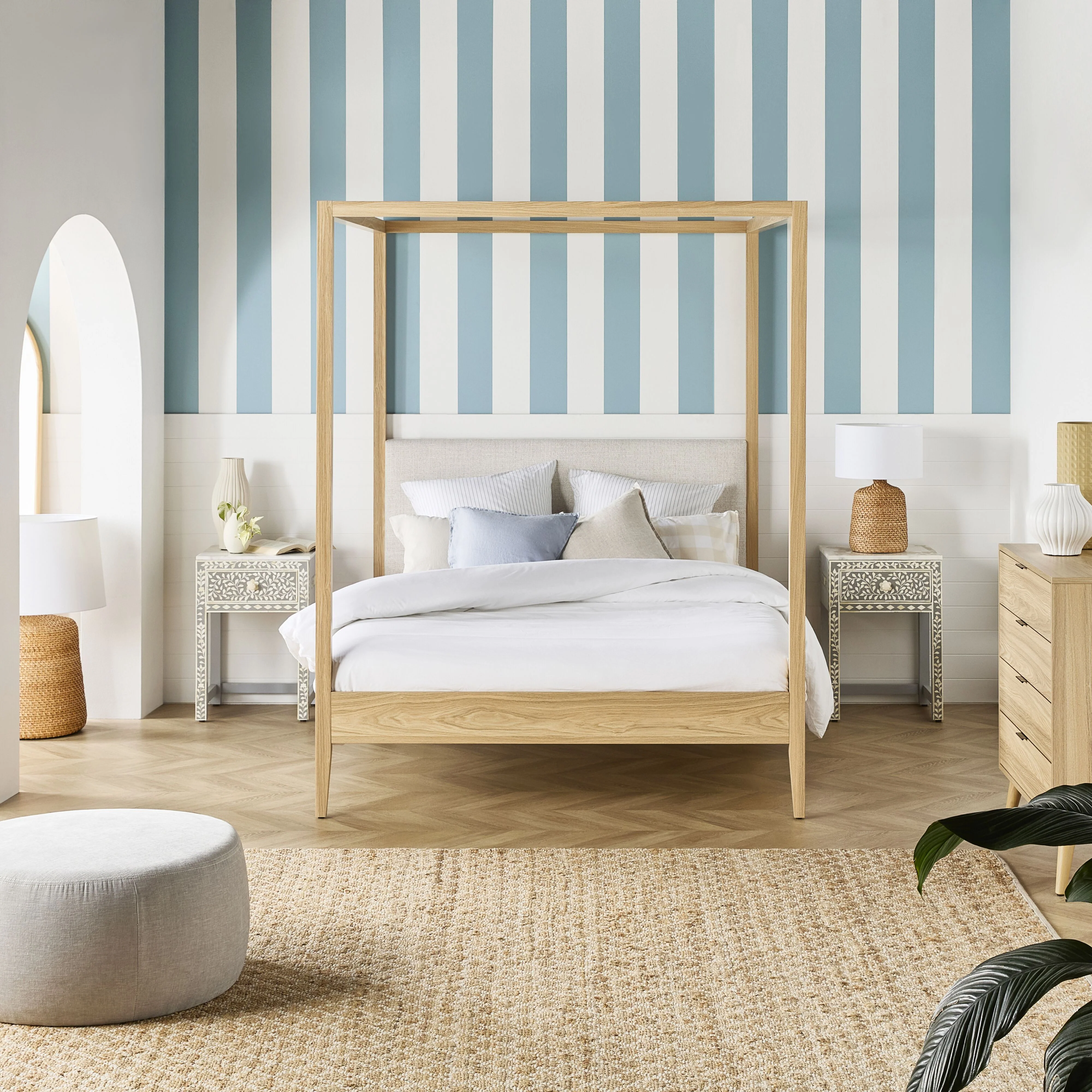 1752-kenzy-4-poster-queen-bed-11.webp Kenzy 4 Poster Queen Bed