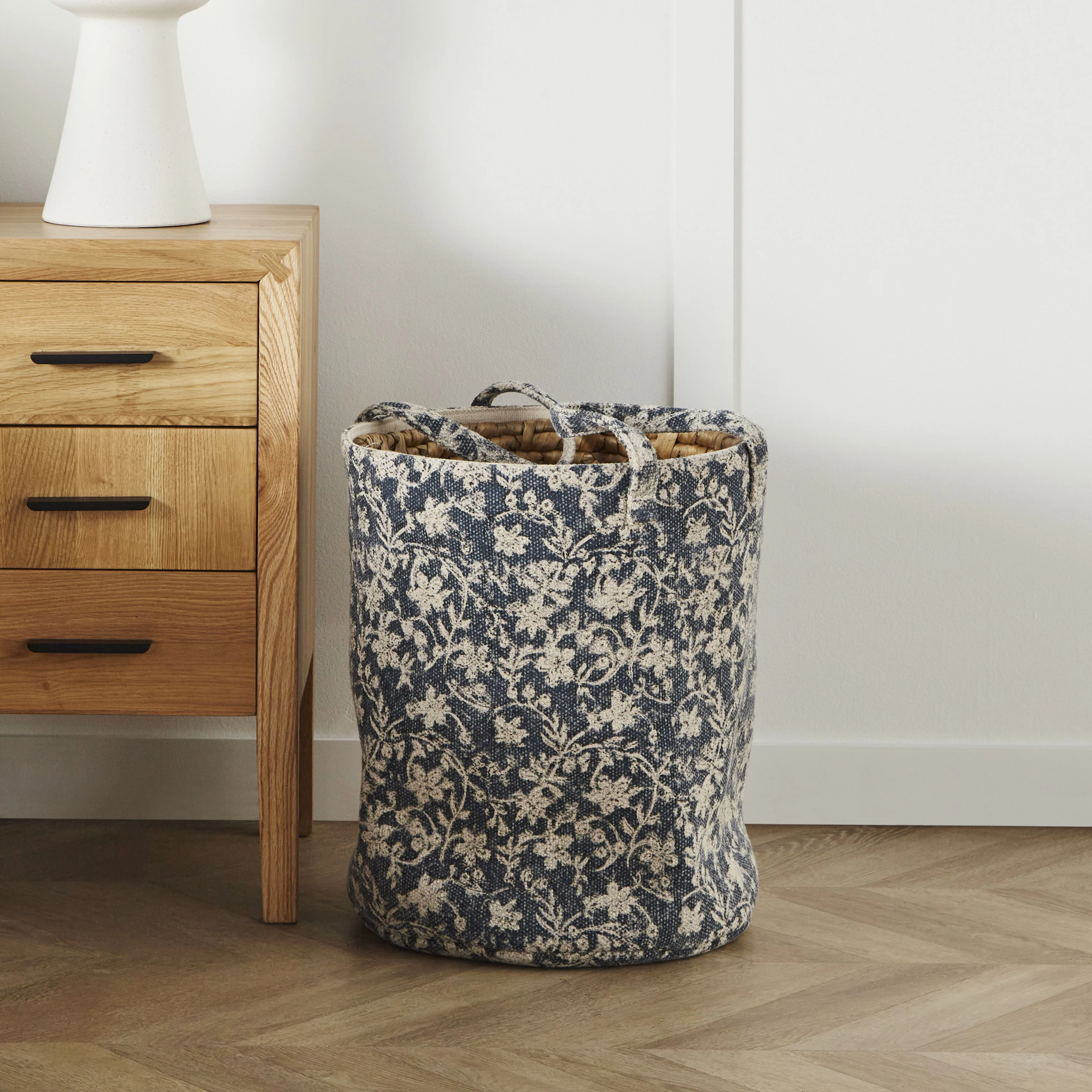 597-fleurs-indigo-cotton-dhurrie-basket-large-45x40cm-3.webp Fleurs Indigo Cotton Dhurrie Basket Large 45x40cm