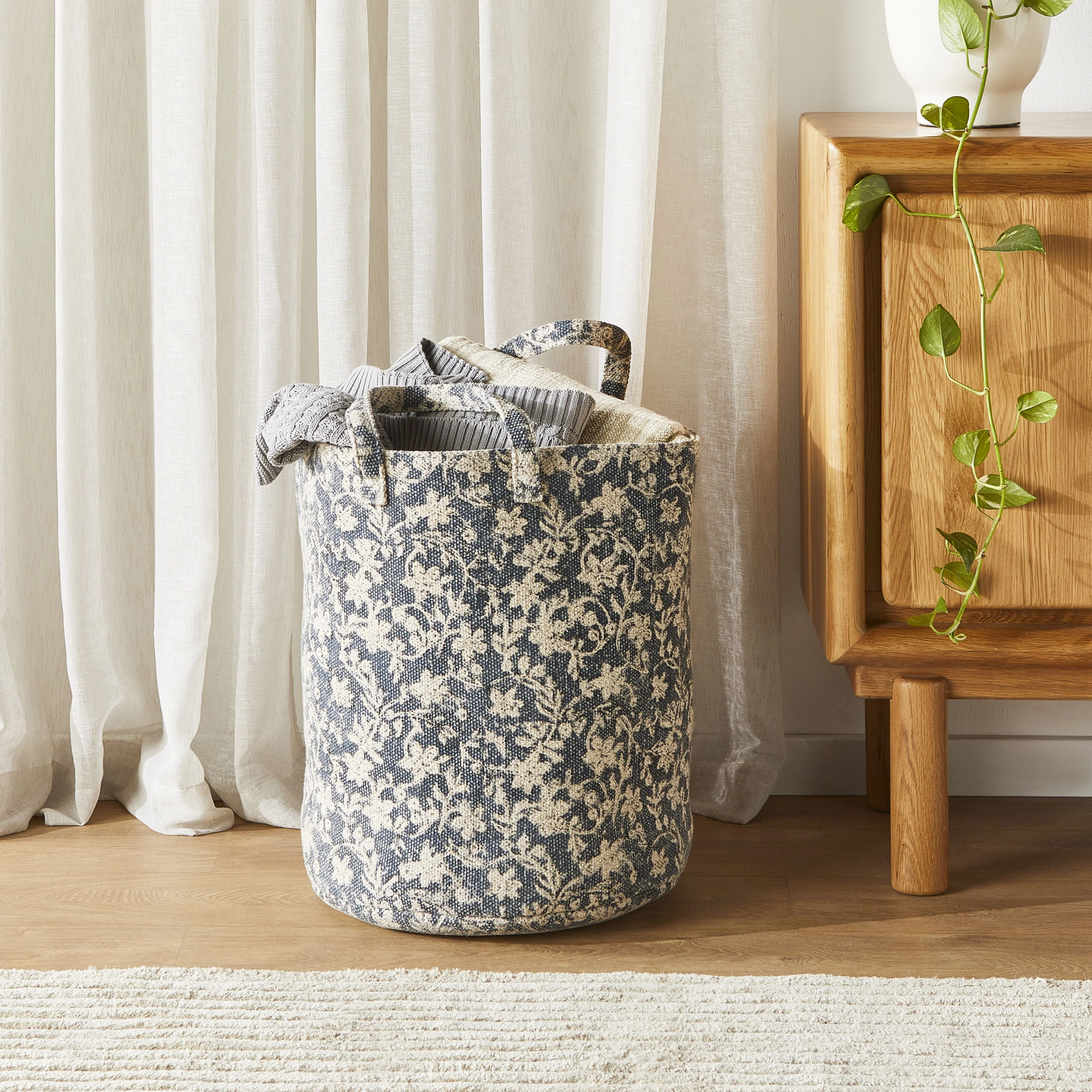 597-fleurs-indigo-cotton-dhurrie-basket-large-45x40cm-4.webp Fleurs Indigo Cotton Dhurrie Basket Large 45x40cm
